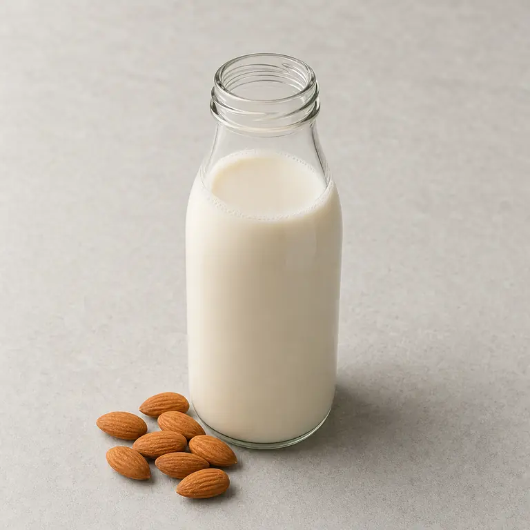 Leche de almendra (abierto) sobre una superficie neutra