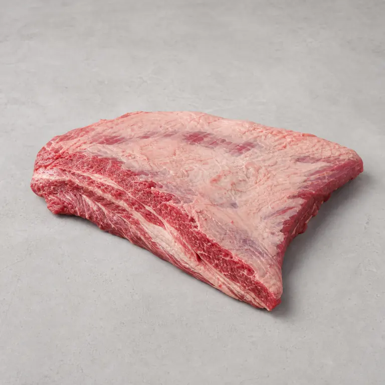 Poitrine de bœuf (cru) sur une surface neutre