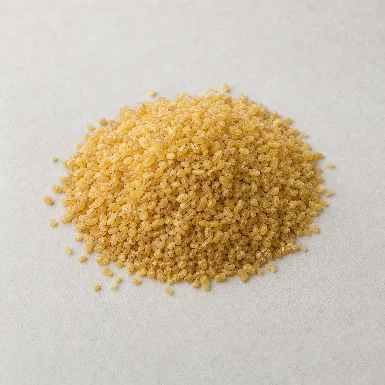 Trigo bulgur (seco) em uma superfície neutra