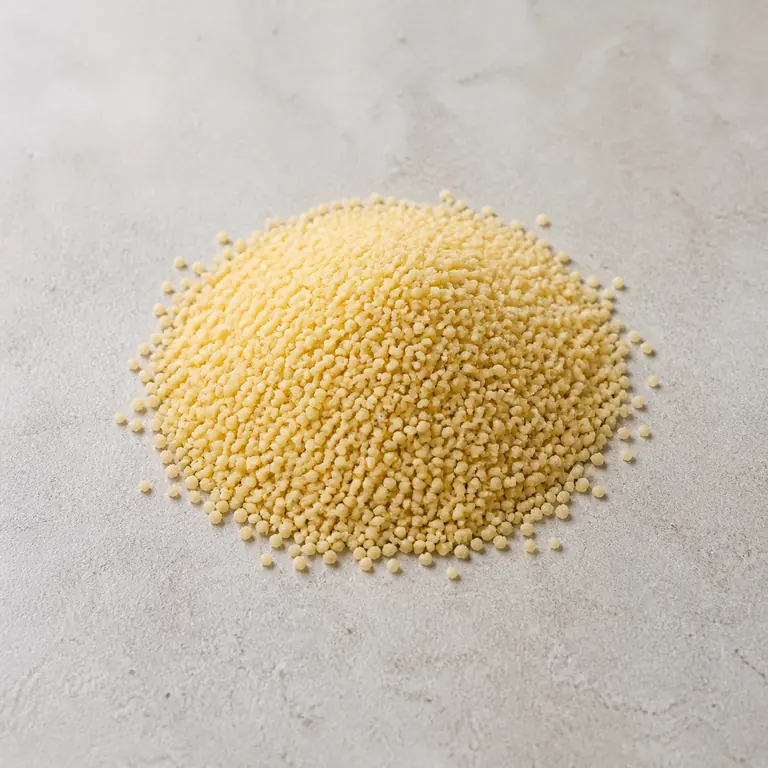 Couscous (sec) sur une surface neutre