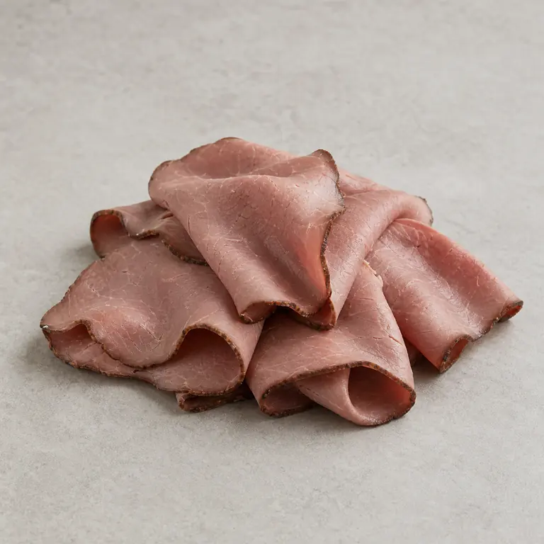 Rôti de bœuf de charcuterie sur une surface neutre