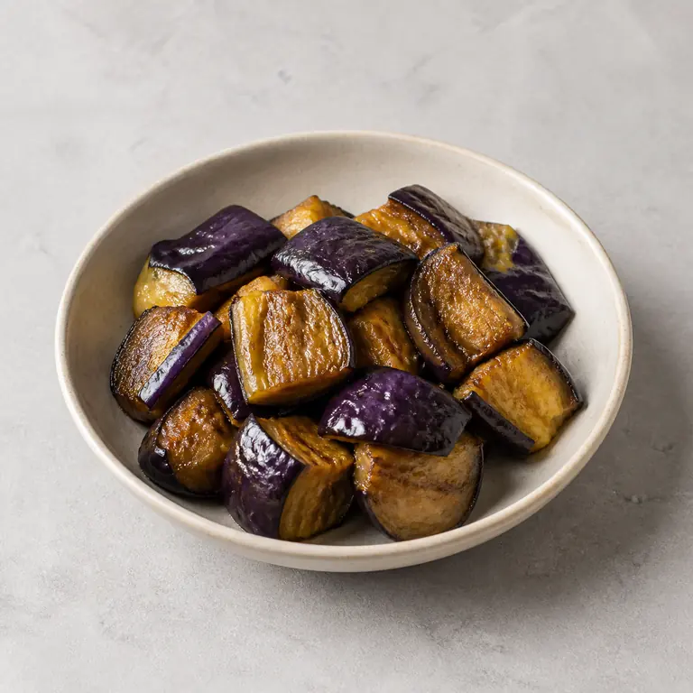 Aubergine (cuit) sur une surface neutre