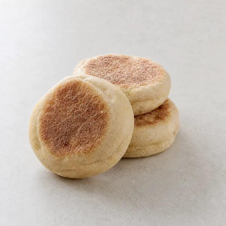 Muffins ingleses sobre una superficie neutra