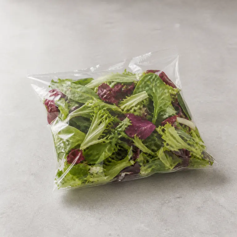 Salada preparada (em saco) em uma superfície neutra