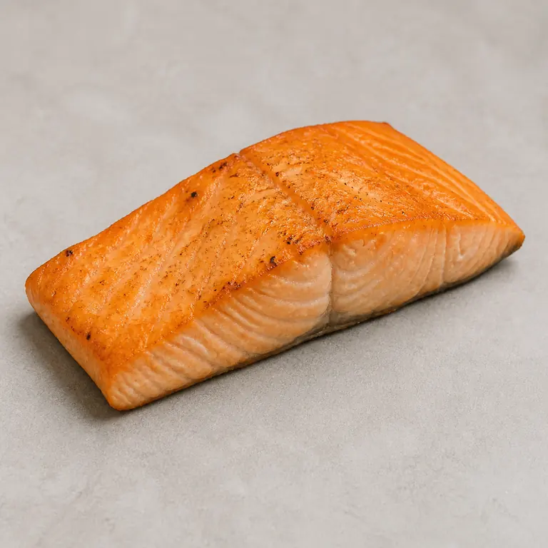 Salmón (cocido) sobre una superficie neutra