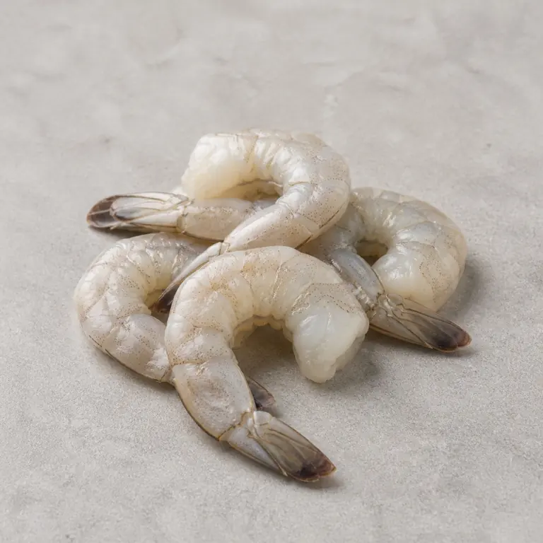 Crevettes (cru) sur une surface neutre