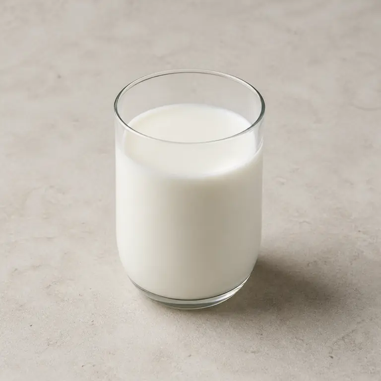Leche descremada sobre una superficie neutra