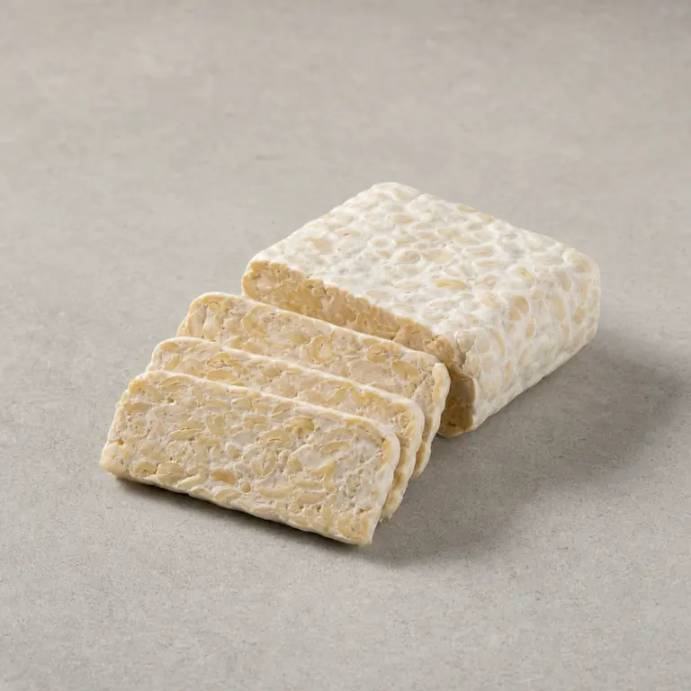 Tempeh sobre una superficie neutra
