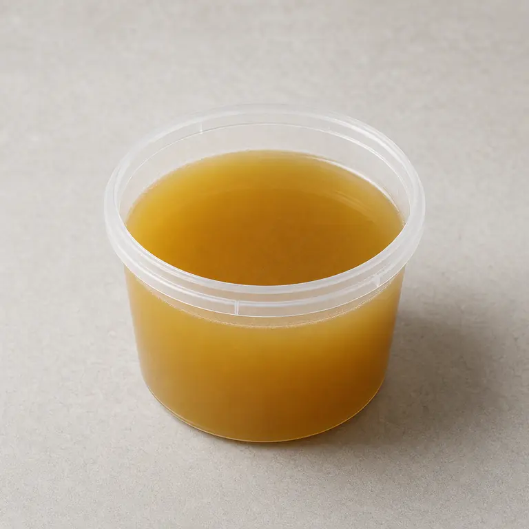 Bouillon de légumes (ouvert) sur une surface neutre