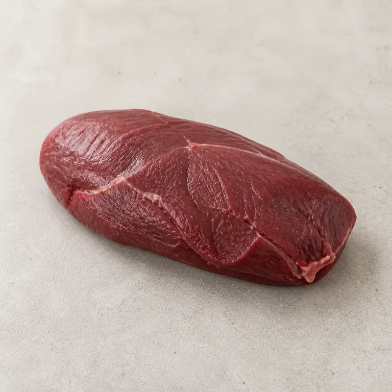 Carne de veado (cru) em uma superfície neutra